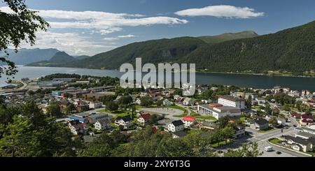 Vue panoramique de Andalsnes city en Norvège en Romsdalsfjorden sous un ciel ensoleillé Banque D'Images