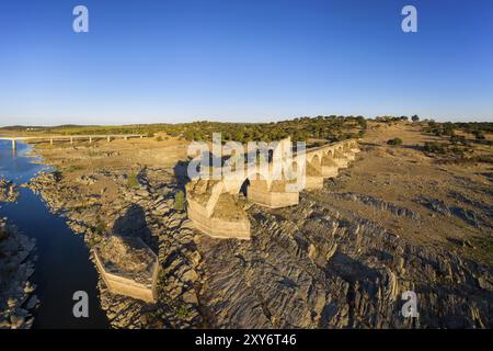 Détruit abandonné pont Ajuda vue aérienne de drone, traversant le fleuve Guadiana entre l'Espagne et le Portugal Banque D'Images