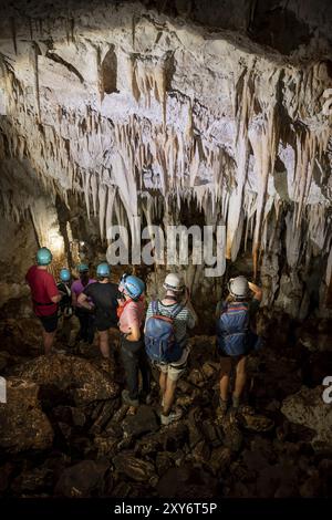 Visiteurs dans une grotte de stalactites, touristes regardant des stalactites dans la grotte de Terciopelo, parc national Barra Honda, Costa Rica, Amérique centrale Banque D'Images