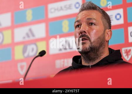 CARDIFF, ROYAUME-UNI. 28 août 2024. Matty Jones, directeur de l'équipe nationale des U21 du pays de Galles, annonce son équipe pour le prochain match de phase de groupes de qualification UEFA Euro U-21 2025 contre Islande le 10 septembre 2024 (PIC by John Smith/FAW) crédit : Football Association of Wales/Alamy Live News Banque D'Images