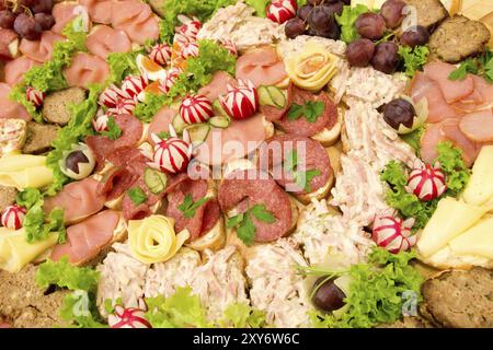 Canapés avec jambon et fromage et concombre. Fingerfood mit Dekoration Banque D'Images