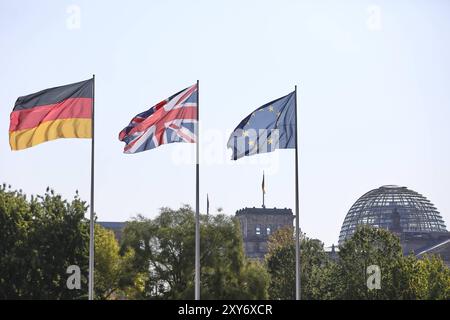 Berlin, Deutschland, 28 août 2024 : Bundeskanzleramt : Empfang des britischen Premierminister durch den deutschen Bundeskanzler: beim Empfang von Keir Starmer durch Bundeskanzler Bundeskanzler Olaf Scholz SPD wehen vor dem Kanzleramt die Fahnen von Deutschland, Großbritannien, eu, im Hintergrund ist auch der Reichstag / Bundestag mit der Kuppel zu sehen *** Berlin, Allemagne, 28 08 2024 réception du premier ministre britannique par la chancelière allemande à la réception de Keir Stancelière fédérale à la Grande-Bretagne et la Grande-Bretagne en Allemagne, ou la Grande-Bretagne Banque D'Images