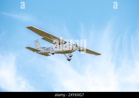 Sarlat-Domme, Dordogne, France - 25 août 2024 : un Cessna 172S débarque au spectacle aérien Aerien de Sarlat-Domme Banque D'Images