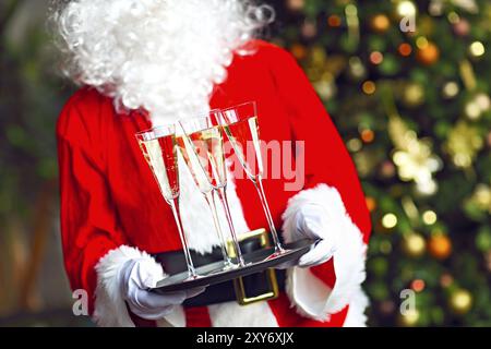 Santa Claus holding Gros plan sur le plateau. Banque D'Images