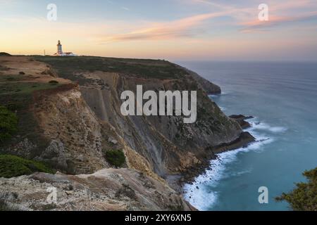 Cap de Cabo Espichel au coucher du soleil avec falaises de mer et paysage océanique atlantique, au Portugal Banque D'Images