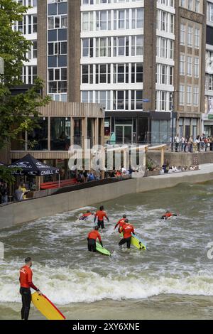 Installation de surf dans le centre-ville de Rotterdam, Rif010, soi-disant la première installation de vagues au monde pour surfeurs dans une ville, dans le Steigersgracht, a 1 Banque D'Images