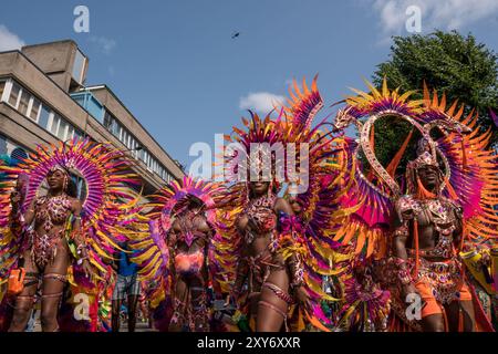 Carnaval de Notting Hill à Londres lundi 26 août 2024, défilé de robes fantaisie avec Mas et bracelets en acier Banque D'Images