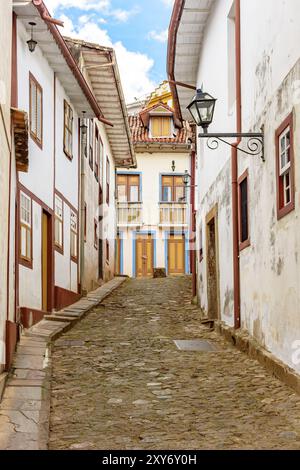 Façade de vieilles maisons construites dans l'architecture coloniale avec leurs balcons, toits, des détails colorés et rue pavée de la ville historique de nos Banque D'Images