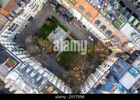 Zurich, Suisse : vue aérienne par drone aérien de propriétés immobilières de luxe avec jardin intérieur dans le centre-ville de Zurich et le quartier des affaires. Banque D'Images