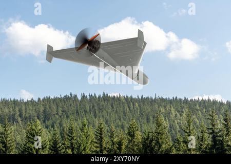 Vue d'en bas d'un drone de combat de l'armée russe "Shahid" sur fond de forêt, survolant le sol de la guerre en Ukraine, attaque de drone. Banque D'Images