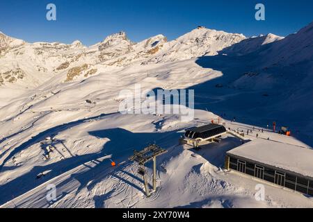 Zermatt, Suisse : vue aérienne de la célèbre station de ski de Zermatt avec télésiège et skieurs et snowboarders sur la pente de la crête du Gornergrat i. Banque D'Images