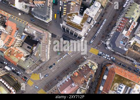 Zurich, Suisse : vue aérienne de haut en bas d'un tramway le long de la Bahnhof strasse, la rue principale du centre-ville de Zurich et le quartier des affaires de Suisses Banque D'Images