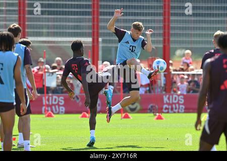 Munich, Deutschland. 28 août 2024. Joshua KIMMICH (FC Bayern Munich), action, duels. Entraînement du FC Bayern Munich sur le terrain d'entraînement de Saebener Strasse le 28 août 2024. Football 1ère Bundesliga, saison 2024/2025? Crédit : dpa/Alamy Live News Banque D'Images