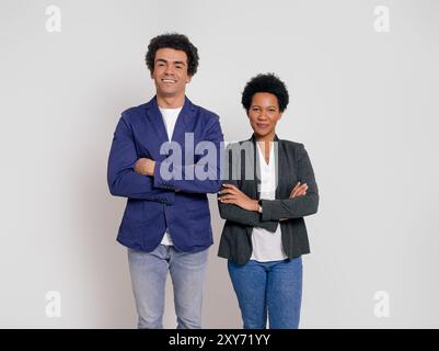 Homme d'affaires confiant et femme d'affaires avec les bras croisés souriant et debout sur fond blanc Banque D'Images