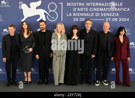 Venise, Italie. 28 août 2024. Le réalisateur américain Tim Burton, les actrices Jenna Ortega, Winona Ryder, Catherine O'Hara, les acteurs Michael Keaton, Justin Theroux, Willem Dafoe et l'actrice italienne Monica Bellucci assistent à l'appel photo pour Beetlejuice Beetlejuice au 81e Festival du film de Venise à Venise, Italie, le mercredi 28 août 2024. Photo de Rune Hellestad/ crédit : UPI/Alamy Live News Banque D'Images