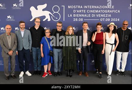 Venise, Italie. 28 août 2024. L'actrice française Isabelle Huppert, l'actrice chinoise Zhang Ziyi, le réalisateur américain James Gray, le réalisateur britannique Andrew Haigh, le réalisateur italien Giuseppe Tornatore, la réalisatrice polonaise Agnieszka Holland, la réalisatrice allemande Julia von Heinz, la réalisatrice brésilienne Kleber Mondonca Filho et le réalisateur mauretanien Abderrahmane Sissako assistent à l'appel photo du jury international du 81e Festival de Venise, Italie, mercredi 28 août 2024. Photo de Rune Hellestad/ crédit : UPI/Alamy Live News Banque D'Images