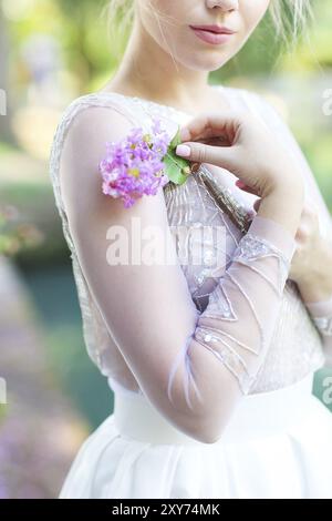 Belle bride standing par le lac au coucher du soleil. Close up Banque D'Images