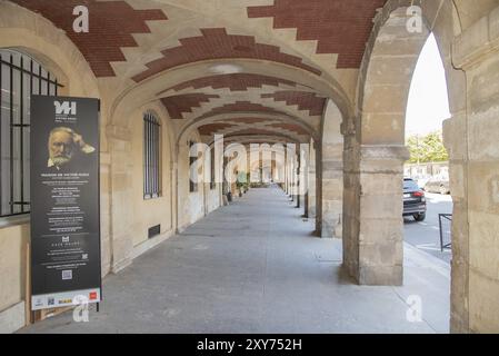 Paris, France. Août 2022. Les arches de la place des Vosges Banque D'Images