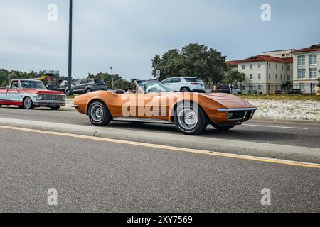 Gulfport, Mississippi - le 5 octobre 2023 : vue d'angle avant grand angle d'une Corvette Stingray Cabriolet 1972 de Chevrolet lors d'un salon automobile local. Banque D'Images