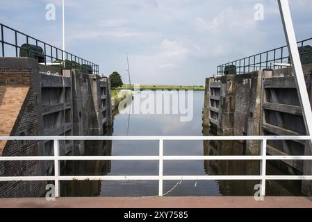 Den Helder, pays-Bas. 31 juillet 2021. Les écluses dans un canal pour combler les différences de niveau d'eau. Banque D'Images