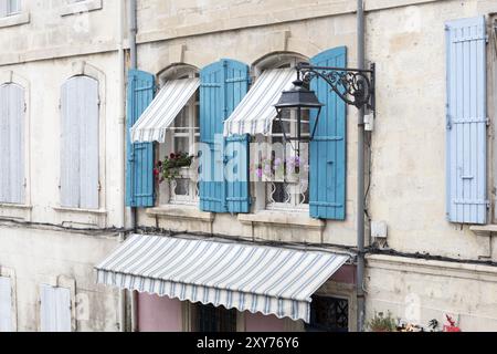 Façade pittoresque de maison à Arles, Sud de la France Banque D'Images