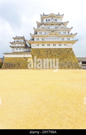 Grande cour en terre battue sur le terrain à l'intérieur du donjon du château de Himeji-JO par une journée nuageuse couverte à Himeji, au Japon, après les rénovations de début 2015 terminées Banque D'Images