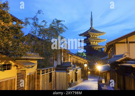 Une longue exposition de maisons traditionnelles en bois et la route à l'arrière près de la Pagode à Yasaka non à l'heure bleue à Kyoto, au Japon. Copie espace horizontal Banque D'Images