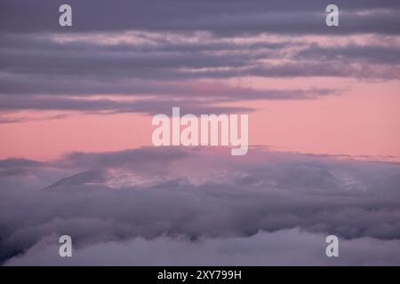 Paysage montagneux nuageux. Dragobrat, montagnes des Carpates, Ukraine, Europe Banque D'Images