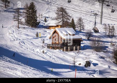 Cabane de montagne enneigée Banque D'Images