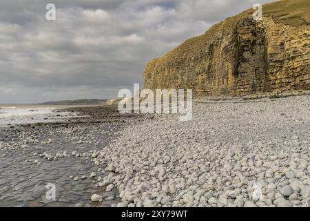 Pierres et falaise sur un jour nuageux à Monknash Beach in South Glamorgan, Pays de Galles, Royaume-Uni Banque D'Images