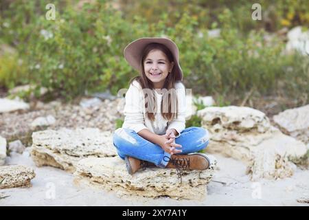 Portrait de la happy little girl outdoors Banque D'Images