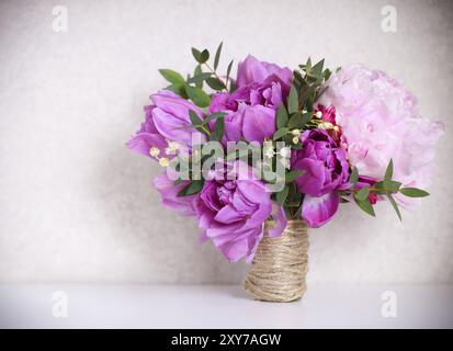 Mariage bouquet de pivoines rose, des tulipes et des lis de la vallée Banque D'Images