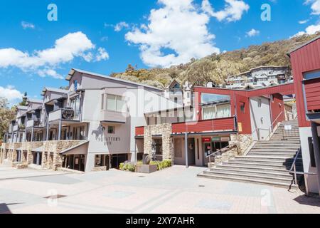 THREDBO, AUSTRALIE - 15 DÉCEMBRE 2023 : village de Thredbo en été dans les Snowy Mountains, Nouvelle-Galles du Sud, Australie Banque D'Images