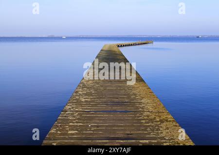 Longue jetée en bois à l'horizon sur la mer bleue Banque D'Images