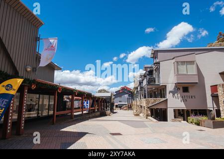 THREDBO, AUSTRALIE - 15 DÉCEMBRE 2023 : village de Thredbo en été dans les Snowy Mountains, Nouvelle-Galles du Sud, Australie Banque D'Images