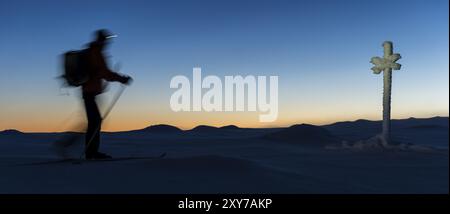 Skieurs sur la montagne Dundret dans la dernière lumière du soir, Gaellivare, Norrbotten, Laponie, Suède, novembre 2012, Europe Banque D'Images