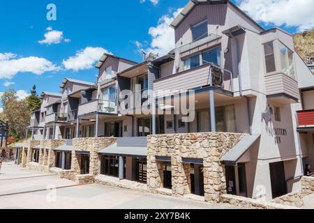 THREDBO, AUSTRALIE - 15 DÉCEMBRE 2023 : village de Thredbo en été dans les Snowy Mountains, Nouvelle-Galles du Sud, Australie Banque D'Images