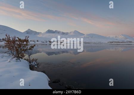 Les sommets Hoegronden, Midtronden et Digerronden se reflètent dans un lac dans la vallée de Doeralen, parc national de Rondane, Oppland Fylke, Norvège, Septemb Banque D'Images