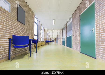 Tout droit et long couloir abandonné à l'école secondaire Banque D'Images