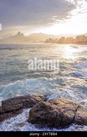 Superbe vue sur le coucher du soleil à plage de l'Arpoador avec Ipanema, Leblon et deux frères Hill dans l'arrière-plan, Rio de Janeiro Banque D'Images