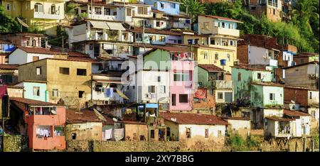 Contour Shantytown avec ses maisons colorées sur la colline au bord de la mer dans la ville de Salvador à Bahia, Brésil, Amérique du Sud Banque D'Images