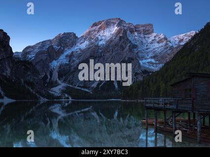 Lever de jour au lac Prags, Dolomites, Tyrol du Sud Banque D'Images