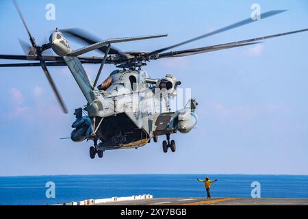 240811-N-TW227-1142 PHILIPPINE SEA (11 août 2024) Un hélicoptère CH-53E Super Stallion du 31st Marine Expeditionary Unit (MEU) Air combat Eleme Banque D'Images