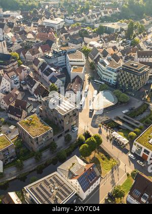 Vue aérienne d'un paysage urbain avec des maisons étroitement construites, des rues et des bâtiments modernes, Nagold, Forêt Noire, Allemagne, Europe Banque D'Images