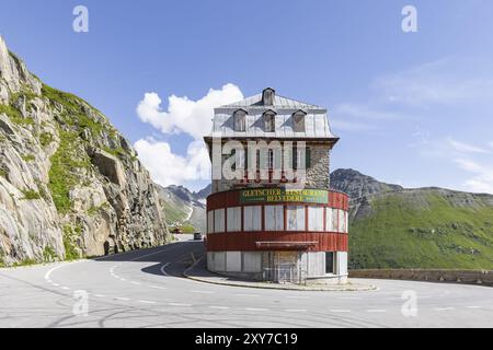 Hôtel Belvedere sur la Furka, l'hôtel de passe le plus célèbre dans le monde. Le bâtiment est fermé et tombe en délabrement. Un endroit perdu. Glacier du Rhône. Banque D'Images