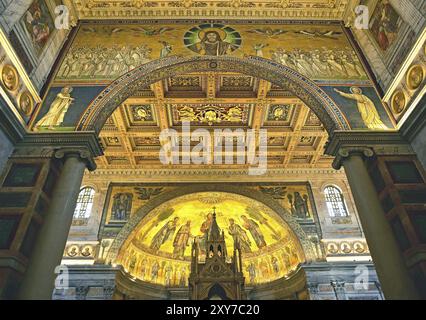 Arc de triomphe et mosaïque dans l'abside, éclairage Banque D'Images