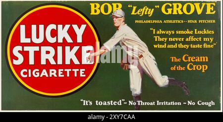 Joueur de baseball Bob 'Lefty' Grove ”Lucky Strike” signe 1928 - publicité vintage Lucky Strike cigarettes. Banque D'Images