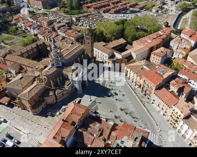 Vue aérienne d'une cathédrale et d'une grande place entourée de bâtiments historiques avec des toits de tuiles, vue aérienne, Cathédrale, Catedral de Santa Maria de la Banque D'Images