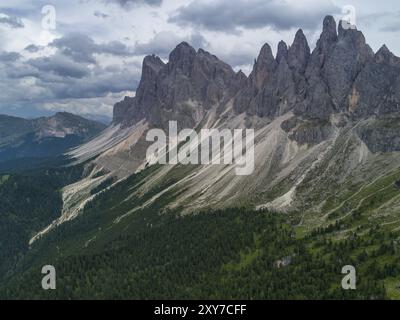 Drone aérien photo de Santa Magdalena Maddalena St Val di Funes dans les Dolomites Alpes italiennes avec Furchetta pic de montagne dans l'arrière-plan Banque D'Images