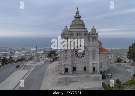 Santa Luzia église sanctuaire drone vue aérienne à Viana do Castelo et l'océan atlantique sur le fond, au Portugal Banque D'Images